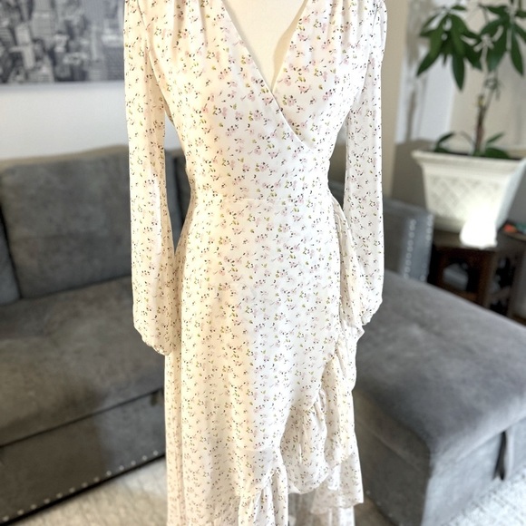 😍🌸 Wayf Cream Ruffled Tiered Long Sleeve Sundress🌸❤️‍🔥 - Picture 1 of 12